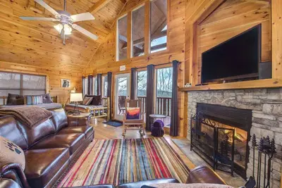 Image de Only Dreamin' | Cabin w/ Private Hot Tub