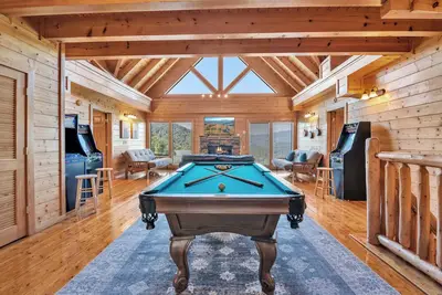 Image de Cabin w/ Theater, Games & Hot Tub! Sleeps 30!