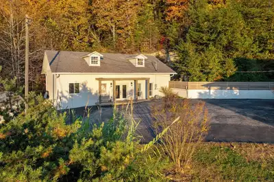 Image de Modern Home w/ Hot Tub & Backyard Oasis!