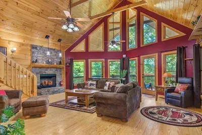 Image de Treetop Paradise | Private Game Room & Hot Tub!