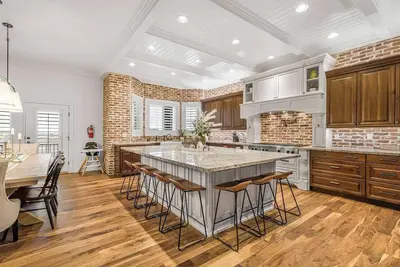 Image de Golden Leaf Lodge • Sleeps 25 • Near Yellowstone