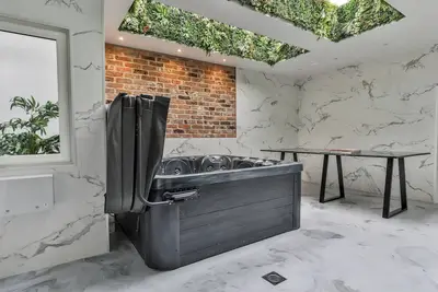 Image de 23 Trafalgar Square, pet friendly, with hot tub in Scarborough