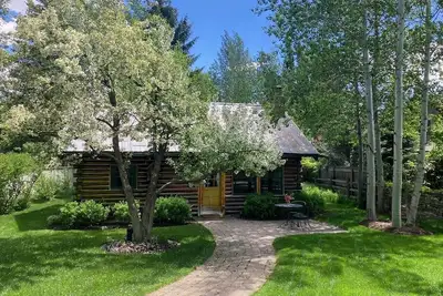 Charming Honeymoon Cabin in West Ketchum: A Sun Valley Getaway