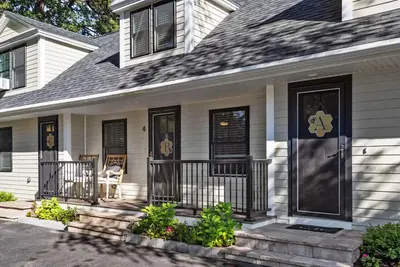 Image de Queen Bee, The Hive Vacation Getaway