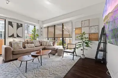 Image de \"Melody of Evanston\" 3bd, 2ba UrbanLux Condo