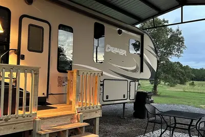 Image de Cozy 2-bedroom Rv with WiFi and Ac near Ft Johnson