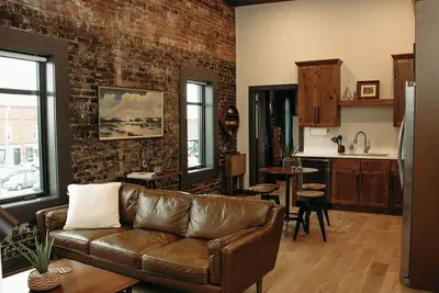 Image de The Aaron is a charming 2-bedroom/ 2 bathroom apartment.