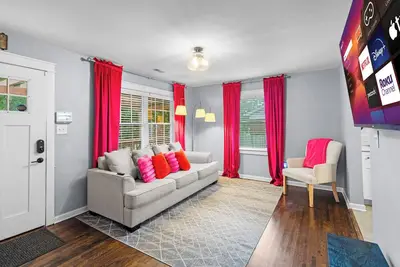 Image de 3 bedroom home near Uptown and Charlotte Airport! Free Parking! Private Office!