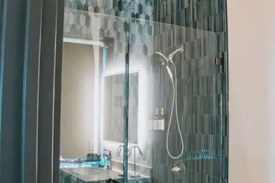 Image de The McKinzie Penthouse! newly renovated 2-King bedroom / 2-bathroom.