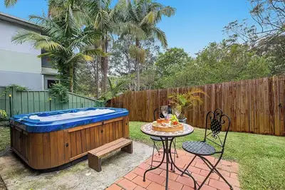 Image de Coastal self-contained unit, with Hot Tub! Pets welcome. 5 min walk to beach!