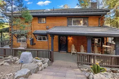 Image de Luxurious & Peaceful Cabin Retreat nestled in the Pines. Escape to PineSong!