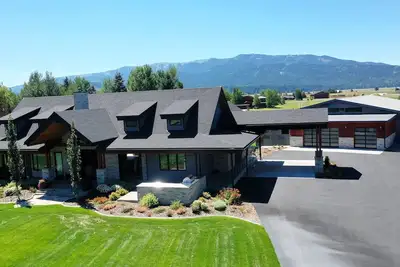 Image de Luxury Home with outdoor dining, fitness room and Mountain Views