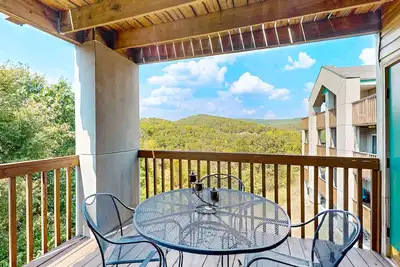 Image de Spacious condo with large balcony, mountain views & shared hot tub/pools
