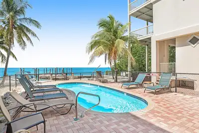 Cozy home with outdoor shared pool, central Ac, internet