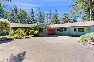 Mid-century modern home with pool, WiFi, Bbq grill, patio, and fireplace