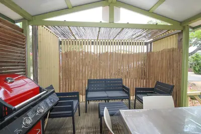 Image de Mobile Home 'Chalet Confort A Proche De La Mer' avec piscine partagée, terrasse et climatisation