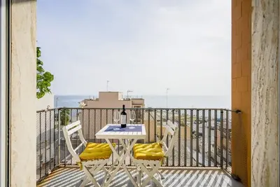 Image de Bright apartment with sea view from every window, equipped with all comforts to accommodate up to 6 people. Located just 150 meters from the entrance to the historic center and a few minutes walk from the beaches of Cala Porta Vecchia, Porto Bianco and P