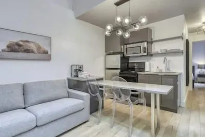 Image de Le Chic Cabriolet: Cozy Ski Condo 300m to Lifts!