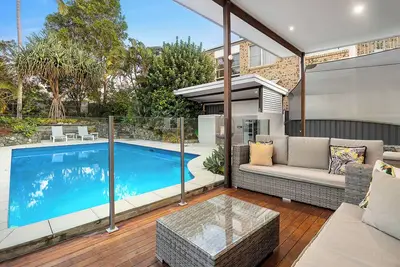 Image de Alex Poolside Luxury: Pet friendly + Walk to beach