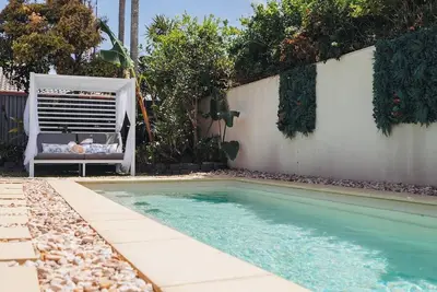 Image de Enjoy the summer pool side!