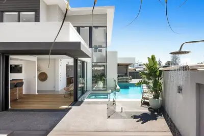 Image de Pet friendly Luxury stay walk to beach & Heated Pool