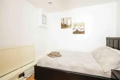 Image de Modern, Comfy & Central ~ 5* location ~ DoubleBeds
