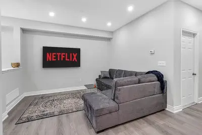 Image de Modern Home by Yyz and Toronto I Central Location