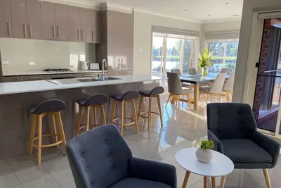 Image de Modern waterfront luxury escape near Shepparton