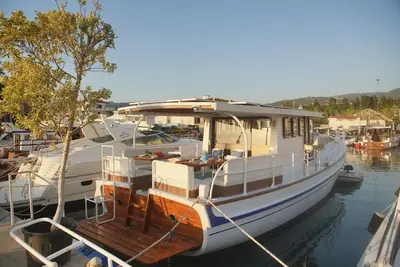 Image de Floating Iris Boat in Batroun