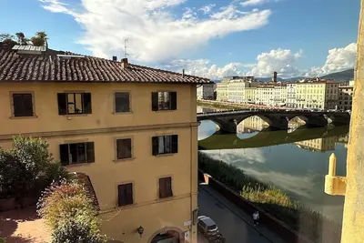 Image de Splendid waterfront views in central Florence, wine tasting included!