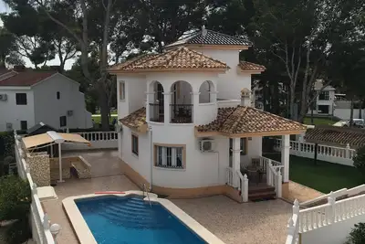 Villamartin Villa with Private Pool. 2 Min walk to Plaza. Lots of outdoor space.