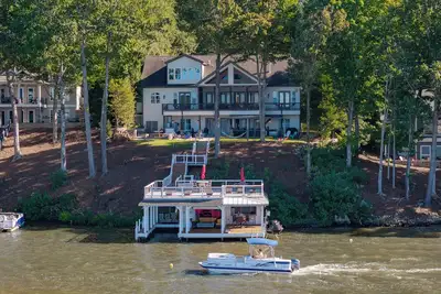Image de Top Rated Luxury 8-bedroom house with Best Boathouse on Lake Gaston.