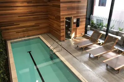 Image de Sky Tower Views from this Modern Apartment Balcony