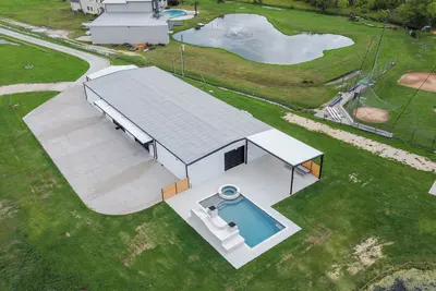 Image de Charming 4-bedroom farmhouse in Alvin with Pool & Pond!