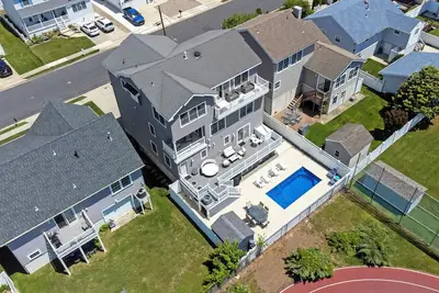 Image de Spacious 6-bedroom/4. 5 bath house in Brigantine with WiFi Ac and heated pool
