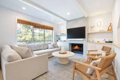 Image de 4br/3. 5ba Luxury Townhome w/ Private Ht & Garage