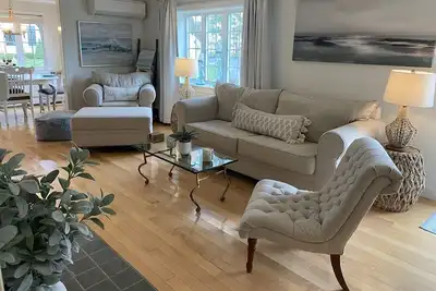 Image de \nChic Marsh-View Two Bedroom Three Bathroom six-minute walk to beach!