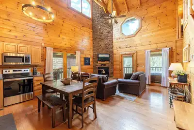 Image de Smoky Traditions-Luxury Cabin, Gated, Pools, Mini-golf, Brand New Multi-Game Arcade