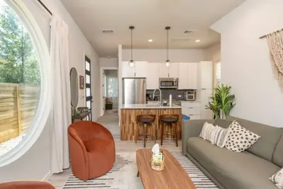 Image de Hestia: New and Modern Near South Congress