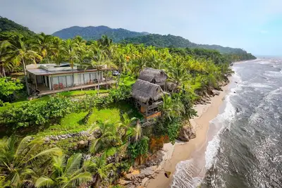 Image de Charming oceanfront cabin with stunning views, private terrace, and beach access