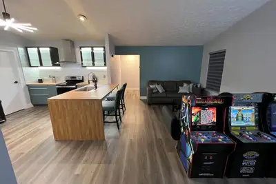 Image de Modern Renovated Home in Quiet Cul-de-Sac with Arcade Games 15 min from Zoo/Osu