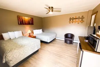 Image de Relaxing Getaway in our Classic Room at Lodges of Oak Creek!