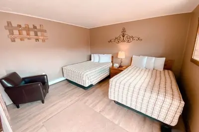 Image de Relaxing Getaway in our Woodsy Deluxe Room at Lodges of Oak Creek!
