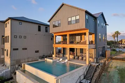 Image de New Luxe Lbj Lakefront w/sunset views, pool & hot tub; perfect for large gatherings!