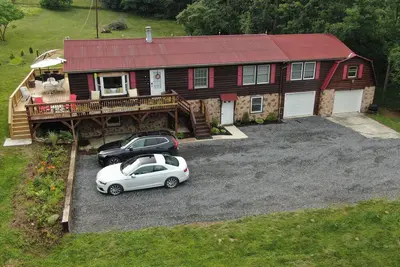 Image de Heart of Hampshire Lodge, Fiber Internet, 4 beds - 2 Kings, 2 kitchens, 3 baths