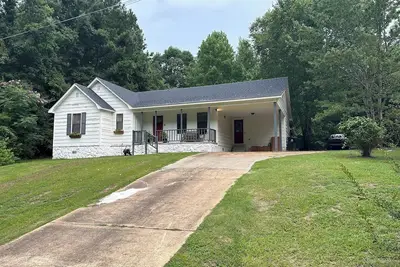 Image de Charming 2-bedroom house 1. 5 miles from the Square and 2 miles from the Grove!