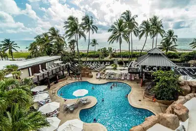 Image de Modern Oceanfront Condo in Alex Hotel, Enjoy Beach w/ Pool, Gym and lots of fun!