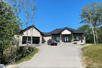 Image de North Muskoka Lake Front 5 Bdrm Newly Built Cottage luxurious Modern Amenities.