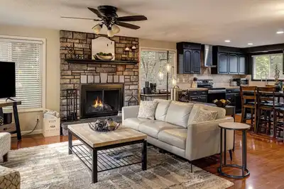 Image de Steps to wine, food, & park, with private backyard