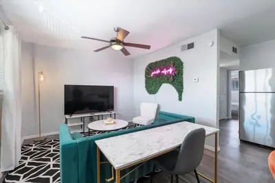 Image de Mins 2 Downtown ~ King Bed ~ Private Stays